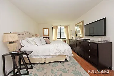 Rented by R New York