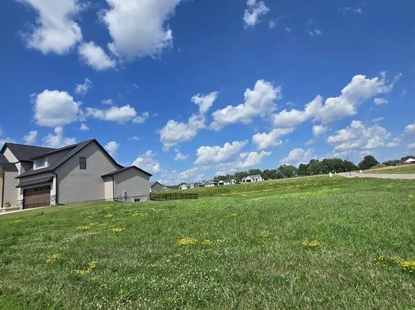 6107 Belle Ct, Davenport, IA 52807