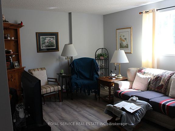 3rd image of 209 Sutherland Cres #102