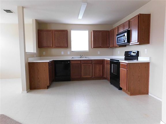 2nd image of 1221 Evergreen St