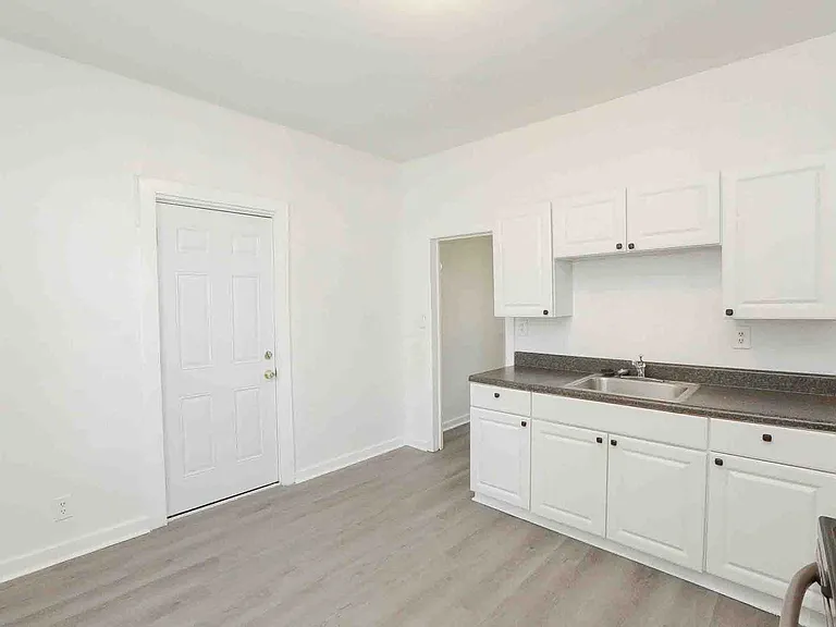 1260 W 37th St — Photo 11