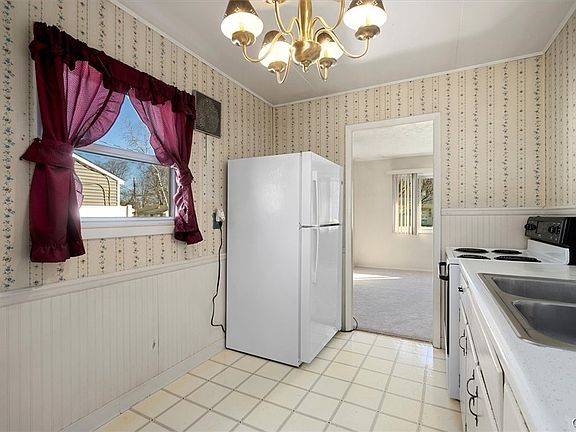 3rd image of 15 Ashwood Ave