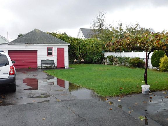4th image of 121 Sutton Ave