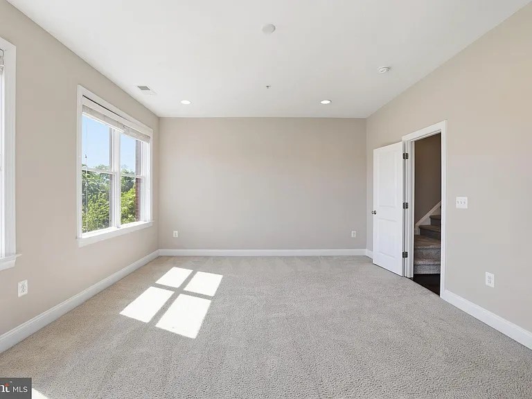 1100 S Edgewood St — Photo 42