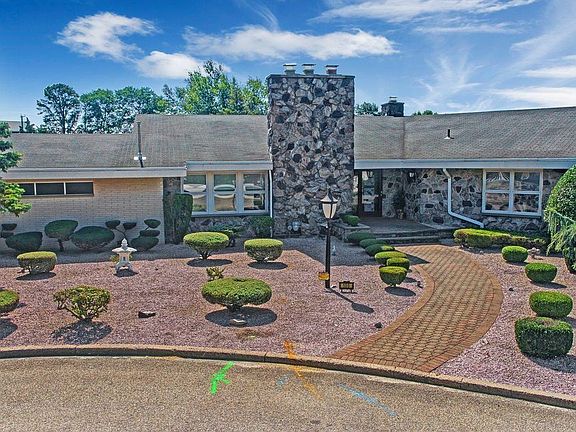 3rd image of 105 Point O Woods Dr