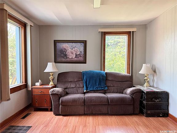 3rd image of 309 Railway AVENUE W