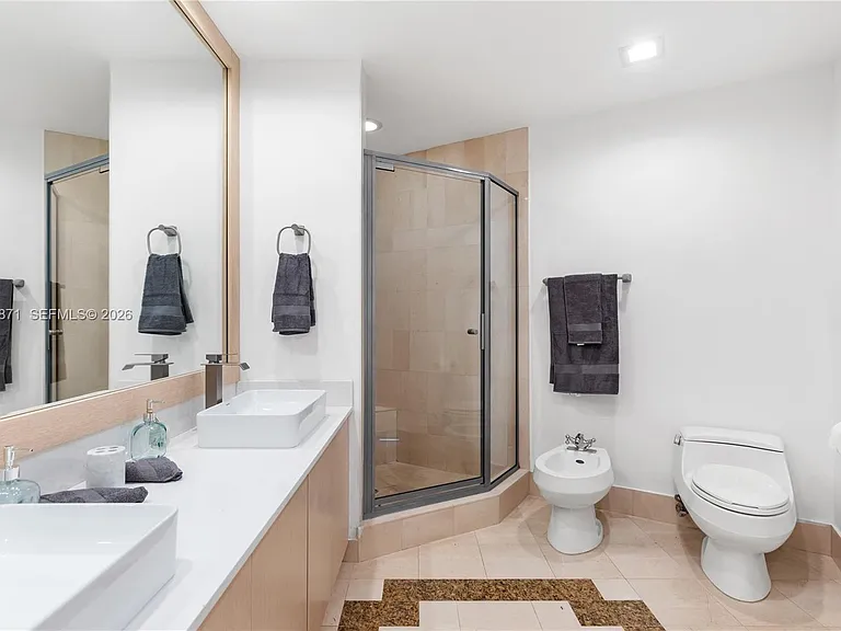 300 S Pointe Dr #907 — Photo 54