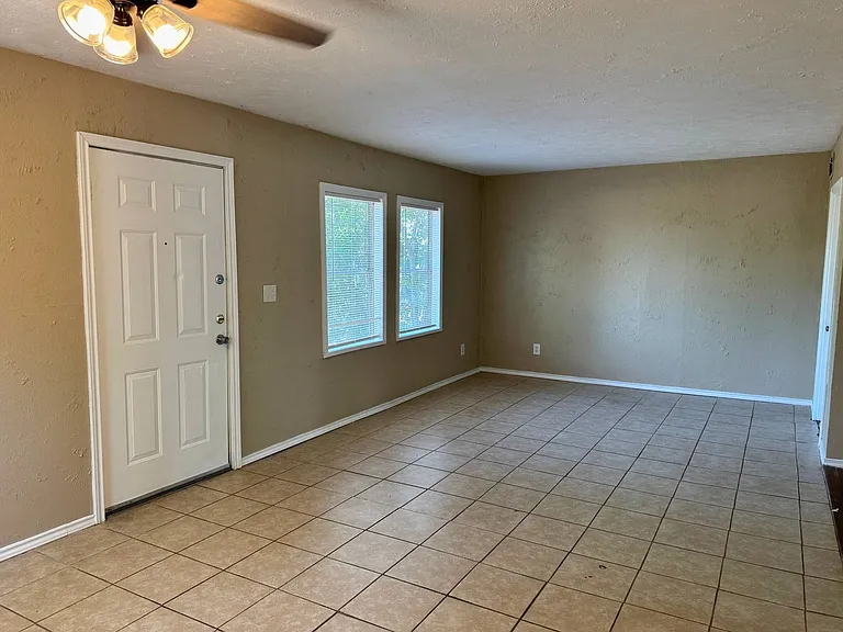 1502 Parkdale Dr — Photo 8