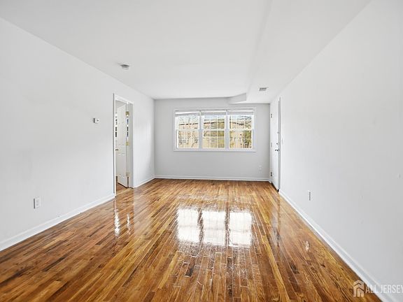 5th image of 71 College Dr
