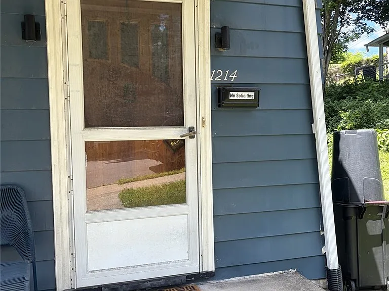 1214 Goe Ave — Photo 3