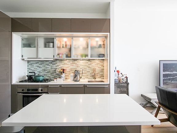 4th image of 75 Wall St APT 33P