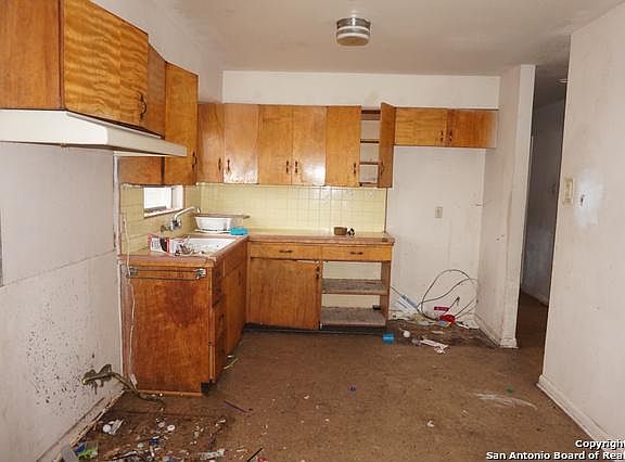 4th image of 203 N Guilford Dr