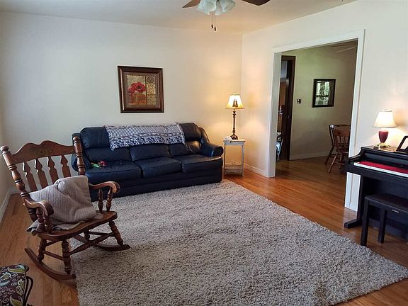 3rd image of 1004 Willow Springs Dr