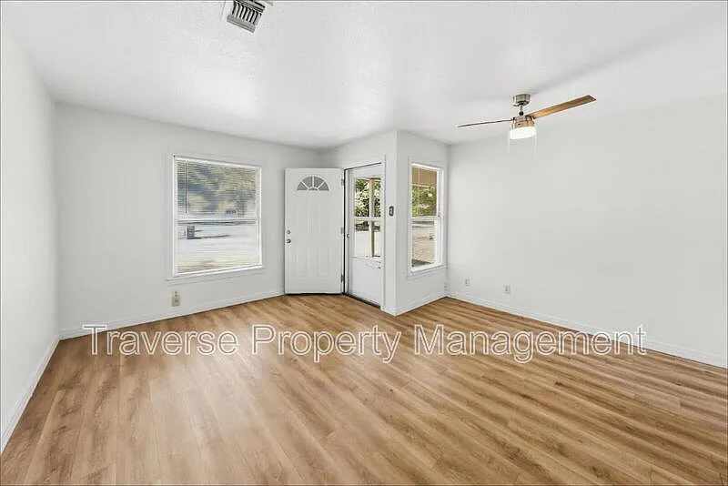 3 bed, 1.0 bath, 1060 sqft, $1,550 — Photo 3