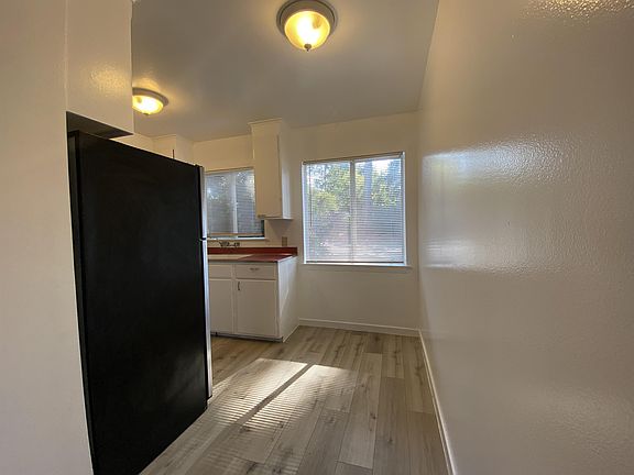 4th image of 556 El Camino Real APT 2
