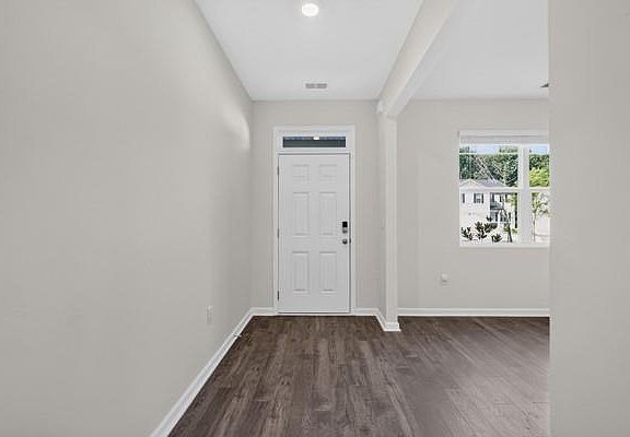 4th image of 3737 Chevington Ct SE