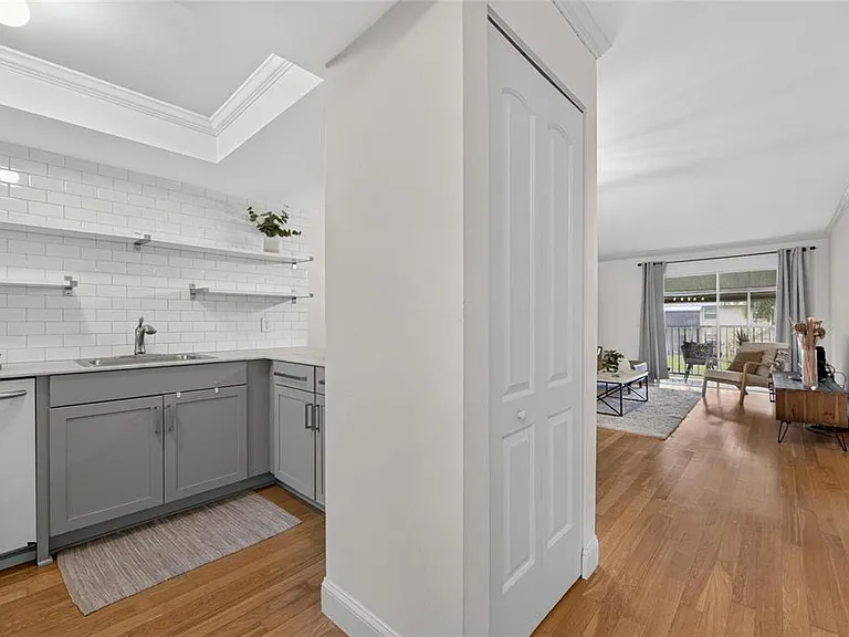 3812 N Oak Dr #M-32 — Photo 4