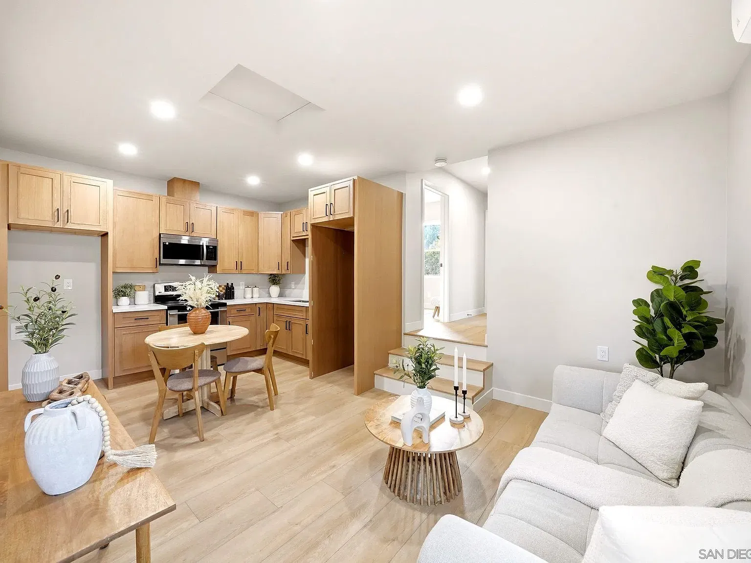 2 bed, 1.0 bath, 900 sqft, $2,950 — Photo 1
