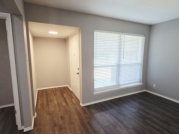3rd image of 305 Dublin Dr