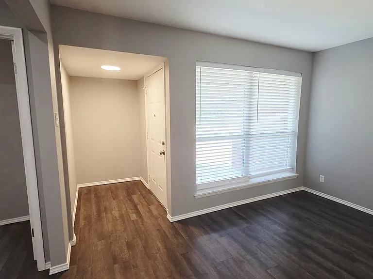 305 Dublin Dr — Photo 3