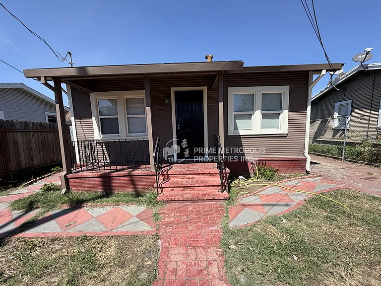 1715 82nd Ave — Photo 1
