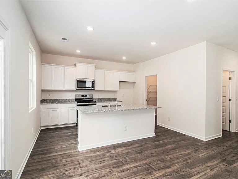 568 Whitman Ln — Photo 13