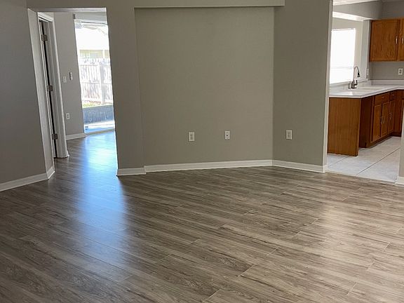 3rd image of 924 Cristelle Jean Dr