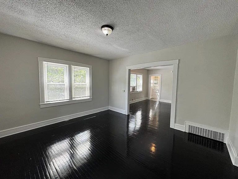 1136-1138 Fairfield Ave — Photo 7