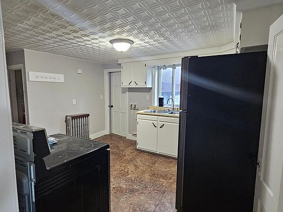 Kitchen with washer/dryer hookup