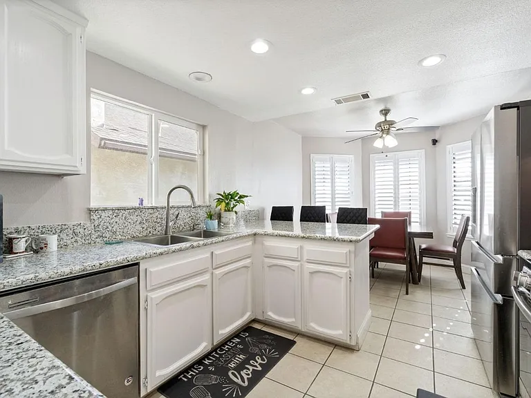 1050 E Fallbrook Ave — Photo 7