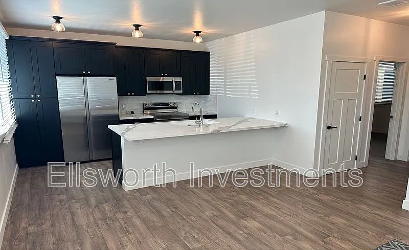 2 bed, 1.0 bath, 725 sqft, $2,995 — Photo 3