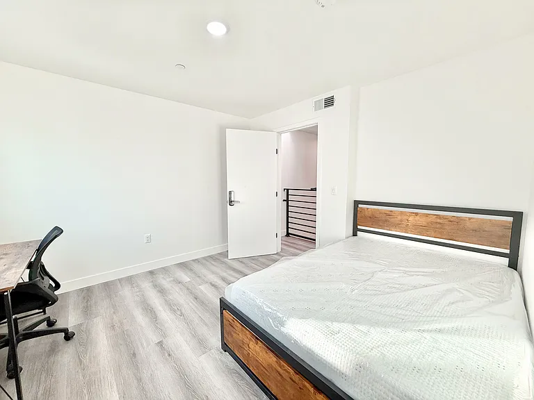 1329 W 36th St — Photo 31