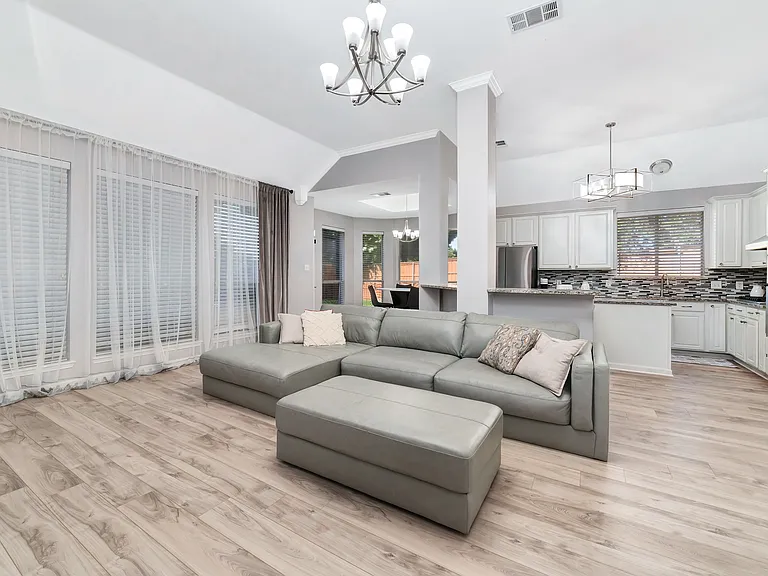 8412 Pioneer Dr — Photo 7