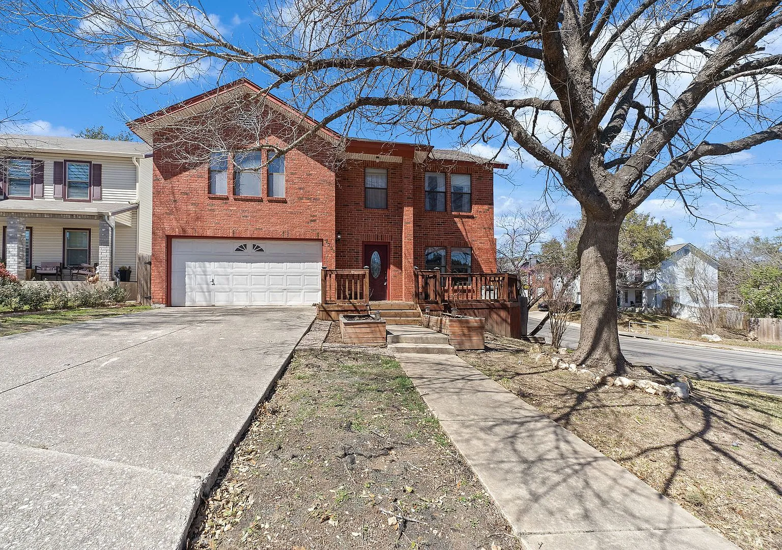 4 Bedroom/2.5 Bath Oak Bluff Subdivision — Photo 1