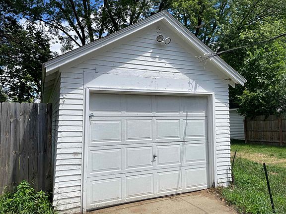 3rd image of 1137 Kenwood Ave