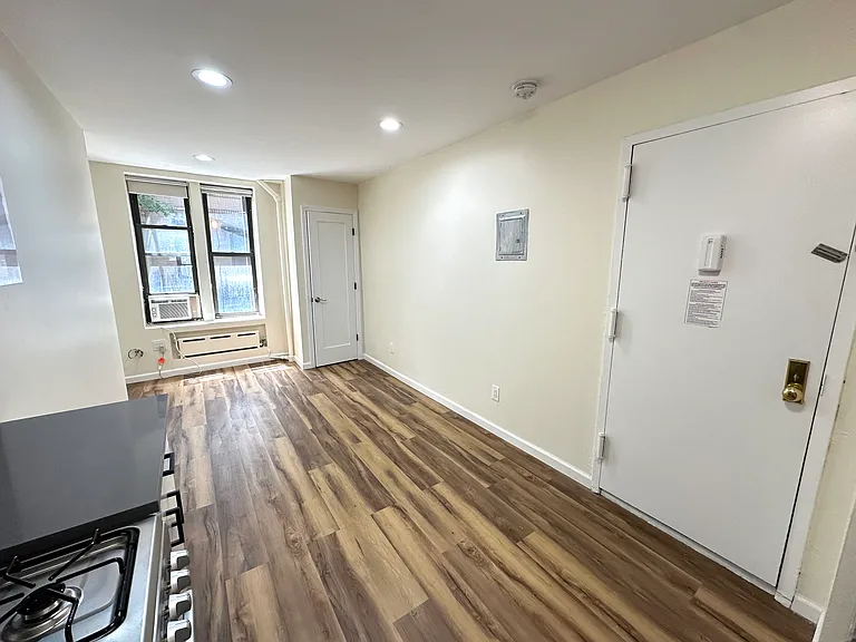 320 E 6th St #1R — Photo 13