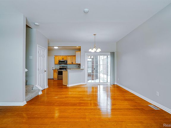 3rd image of 1584 Commodore Cir