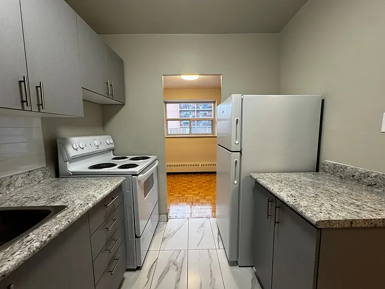 1051 Seneca Ave — Photo 11