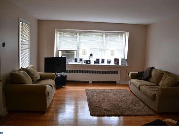 4th image of 563 Parker Ave
