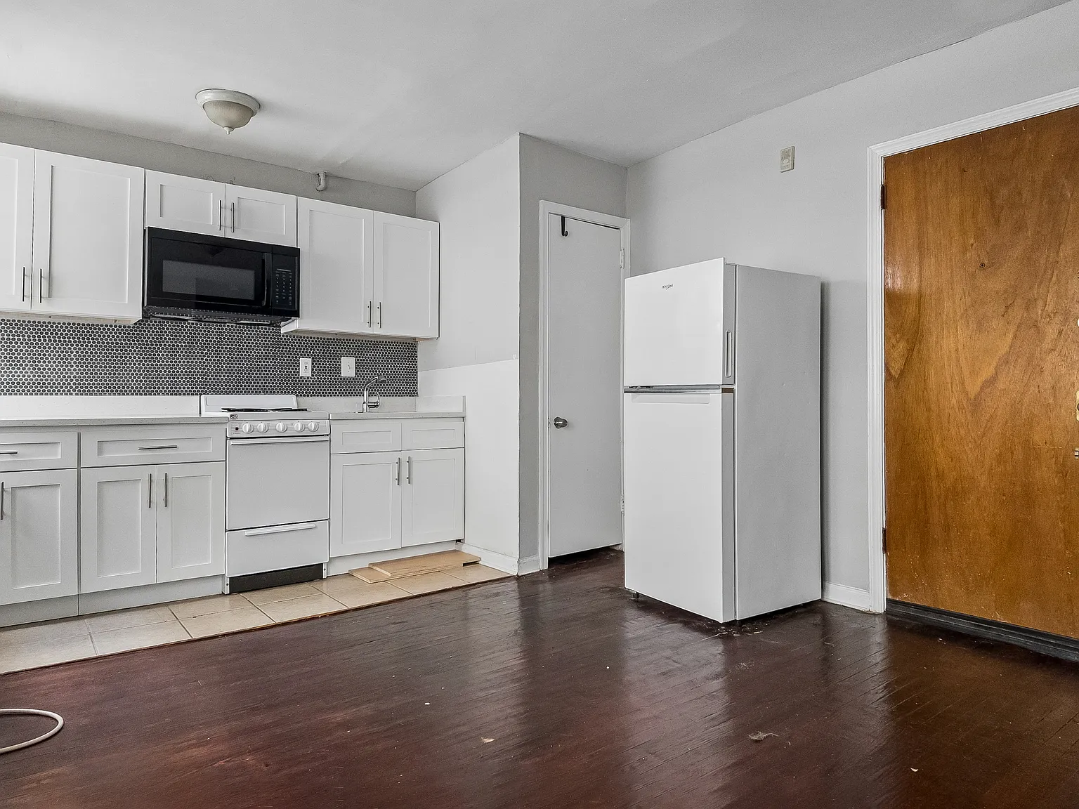 Studio, $890 — Photo 1