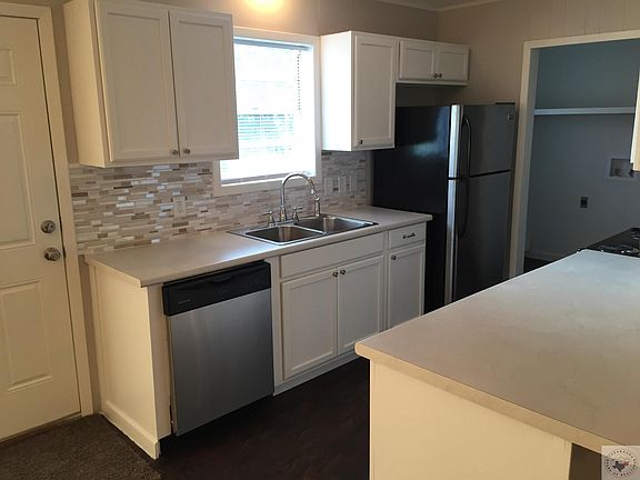 3rd image of 3104 Carver Cir