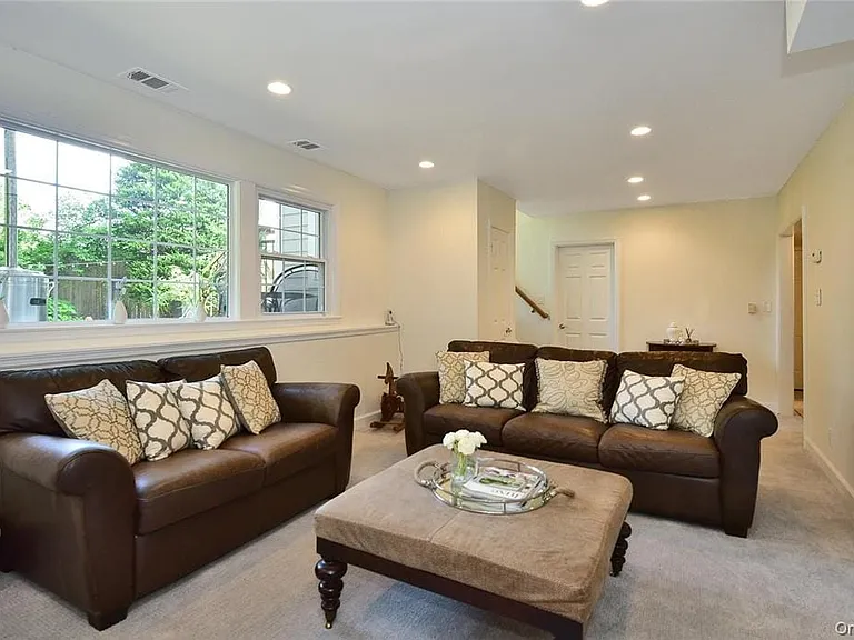 9 Franklin Ave — Photo 23