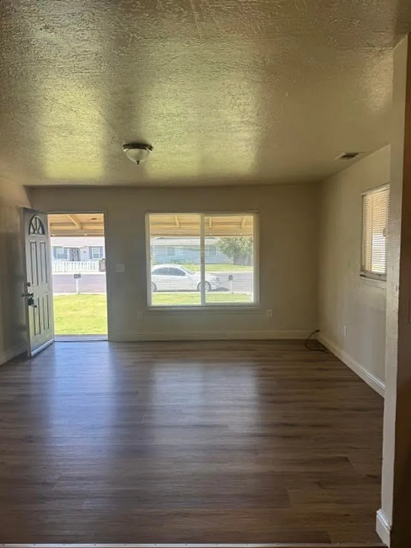Nice Duplex in Quiet Neighborhood! — Photo 3