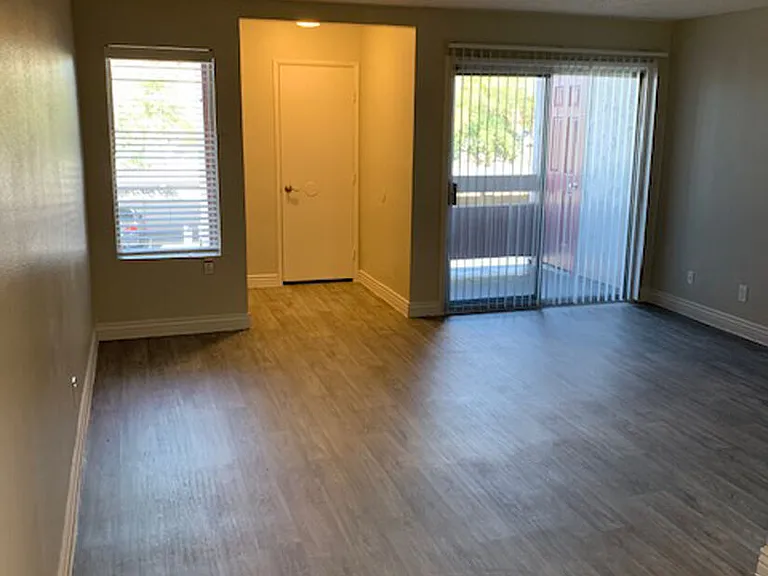 544 Southern Apartments — Photo 49