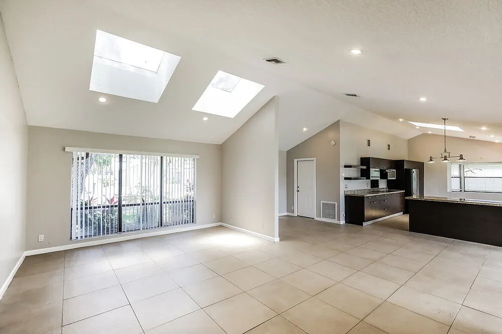 4 bed, 2.0 bath, 1888 sqft, $5,440 — Photo 4