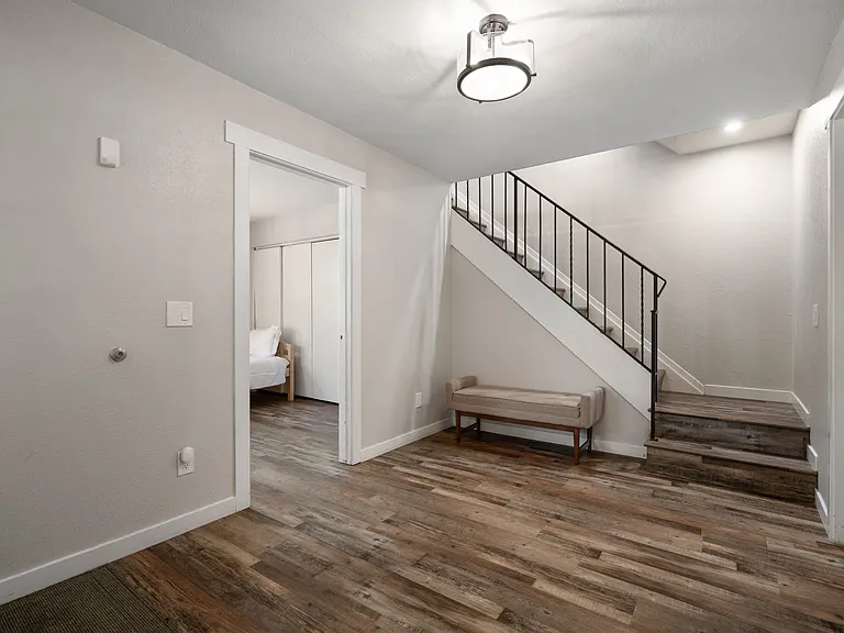100 Lake Village Dr — Photo 2