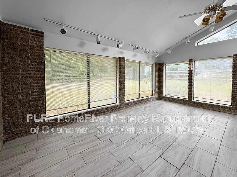 3 bed, 3.0 bath, 2569 sqft, $1,950 — Photo 4