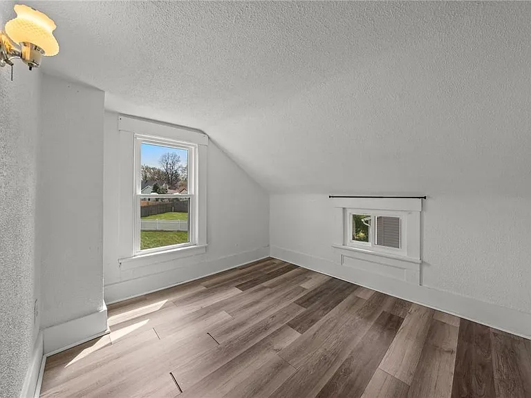 624 Broadway St E — Photo 13