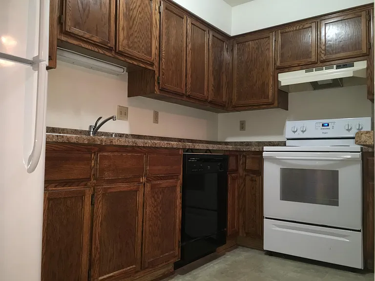 W69N876 Evergreen Ct — Photo 4