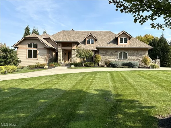 2415 Michelle Ct, Willoughby Hills, OH 44094